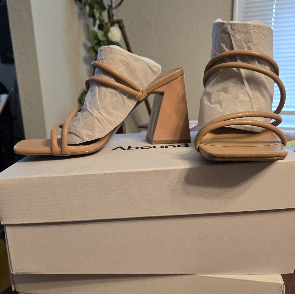 Abound austyn strappy sandle in tan mocha. Size 8.5